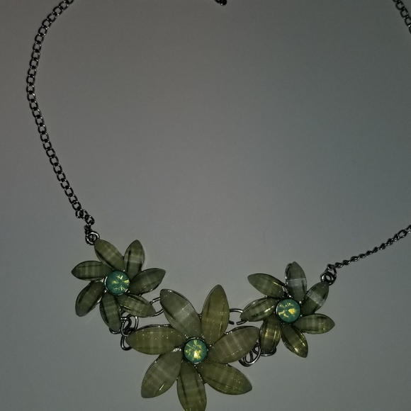 Green flowers necklace - Picture 4 of 4